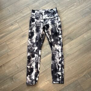 Lululemon wunder under - size 6